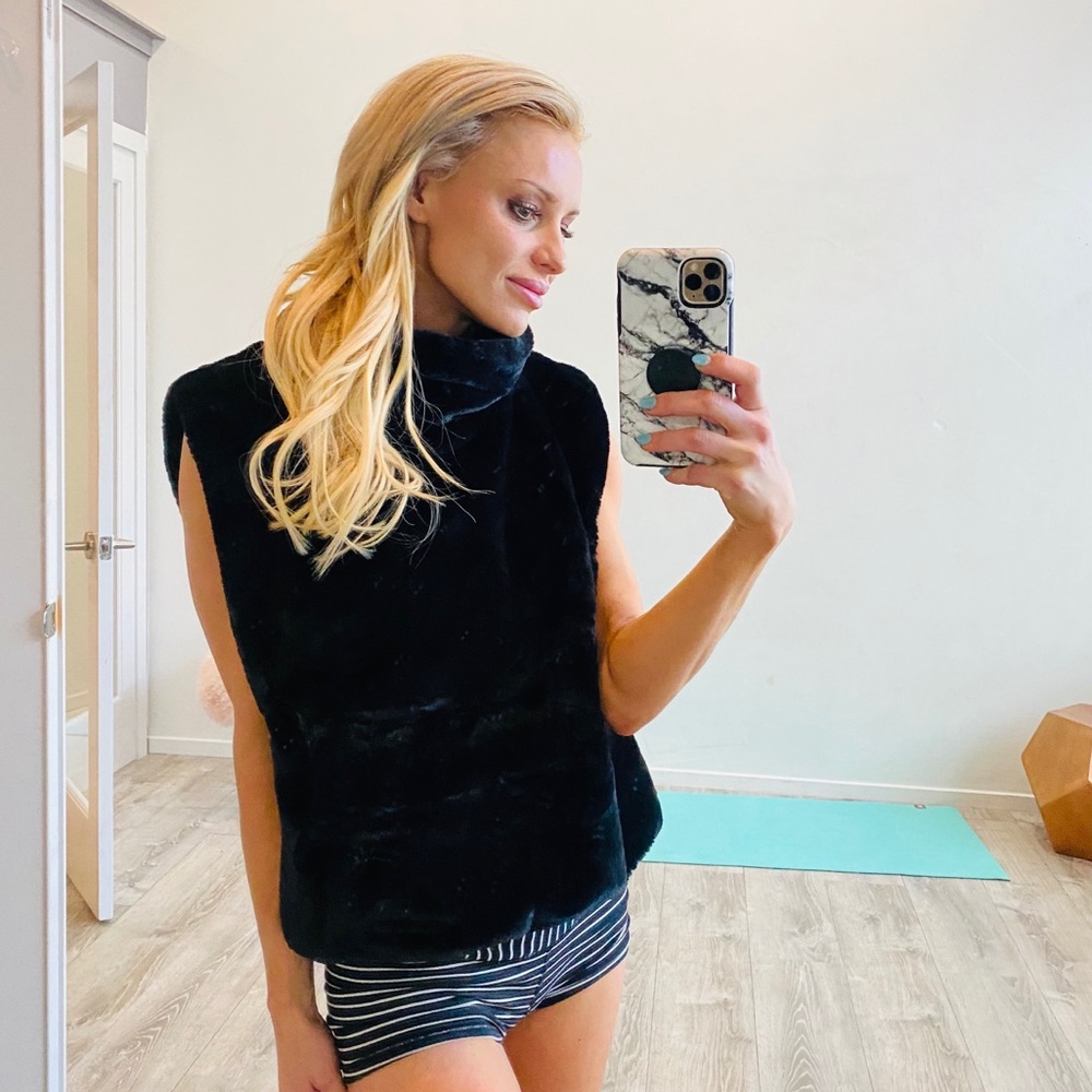 Super Soft & Chic Faux Fur Black Vest 🖤